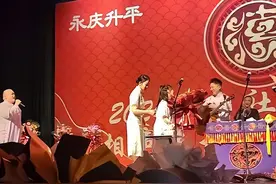张鹤擎含泪感谢师父郭德纲，谢谢他在山穷水尽时，拉自己一把”图片