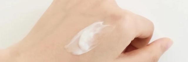 给50岁女人的建议：遇到这4款“精华”可以多囤点，实打实的抗老