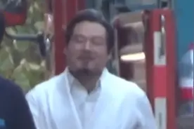 岳云鹏近照模样大变！脸上胡子拉碴认不出，穿西装梳背头太显眼图片