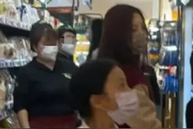 10岁甜馨陪妈妈逛超市！穿皮草喇叭裤找东西备受好评，形象变化大图片