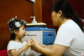 女子将女儿留在家中外出打工，一年后女儿像换了一个人，追悔莫及图片