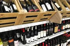 聚会喝红酒，软木塞别随手扔，红酒3个“秘密”藏里面，涨知识了图片