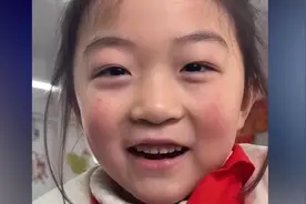 河南一老师哭了女孩安慰“咋了”，一旁小男孩神补刀“她失恋了”图片