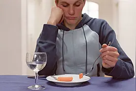 “睡前吃宵夜”和“饿肚子睡觉”，哪个危害更大？看完不再纠结图片