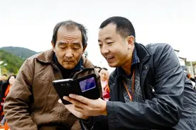昔日优秀县委书记，当今草根公益人，陈行甲闪亮转场的启示与解读图片