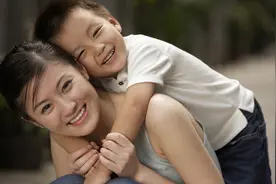 父亲和大伯多年不来往，我悄悄去看望大伯时，推开门我瞬间哽咽图片