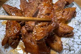 可乐鸡翅简单的家常做法，鸡翅中嫩滑鲜香，软烂易脱骨，咸甜适中图片