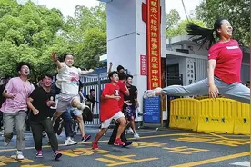 那个高考忍不住太兴奋，一路快跑跳“一字马”的女孩，后来怎样了图片