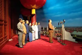 1949年伟人宣布中国人民从此站起来了，但现在有些人又跪下了图片
