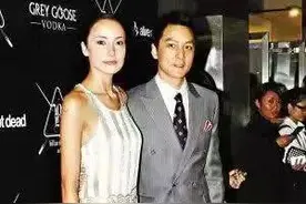 “年少不知软饭香”，被富婆看中，却自己奋斗的6位男星图片