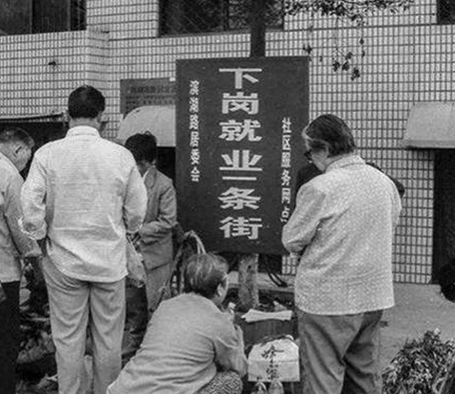 女子夜班遭遇歹徒，不仅不反抗还帮他带安全套：这样对咱俩都好！