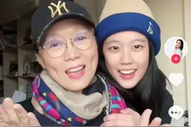 60岁吴琼晒母女合拍视频，脸颊凹陷显老态，女儿皮肤白皙眉眼像妈图片
