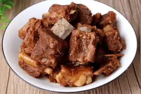 买排骨，挑“肉多”还是“肉少”的好？肉贩子说出实情，建议了解图片