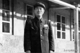 1949年小战士从报纸上认出父亲，指导员：别闹了！这可是兵团司令图片