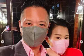 胡杏儿与老公约会秀恩爱，夫妻贴头合影超甜，三娃辣妈法令纹抢镜图片