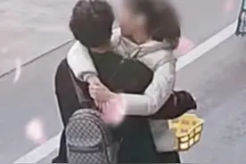 太危险！昆明街头一对情侣“花式”秀恩爱…图片