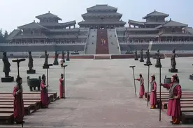 汉景帝请一宰相吃饭，故意没准备筷子，宰相吃完后：此人留不得图片