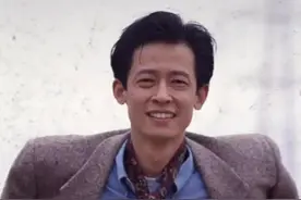 56岁王志文罕携儿子出席活动，他西装革履精神饱满，老了也有魅力图片