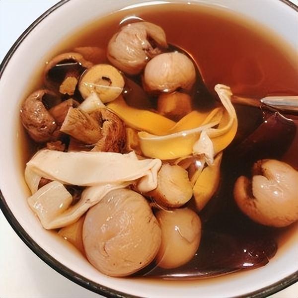 花胶红菇排骨汤 红菇花胶炖鸡汤的功效