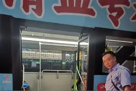 贵阳公交车配了“踏板”，轮椅上公交之初体验图片