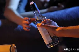 每天睡前能不能喝酒？喝多少酒比较合适？听听内行人怎么说图片
