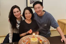 《战狼》女主卢靖姗晒照为婆婆庆生，甜喊“最棒妈妈”，韩庚回应：祝我人生中两个最重要的女人永远快乐美丽图片