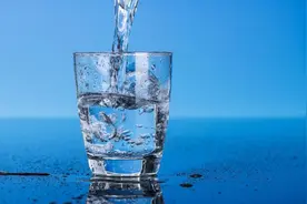 为什么0至4℃的水，会出现“热缩冷胀”？图片