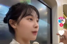 同样唱“挖呀挖”走红，一个被网友盛赞，一个却被骂吃相太难看图片