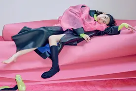 张子枫拍时尚性感大片，躺地上只穿一只袜子，骑摇摇马像小女生图片