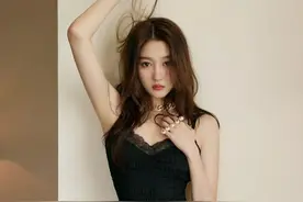 关晓彤写真，一袭小黑裙，妩媚妖娆，又美又飒图片