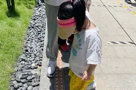 陈赫全家在小区排队做核酸，被封控超1个月，5岁女儿露长腿变化大图片