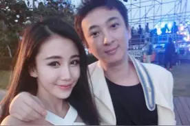 王思聪带怀孕女友逛街后，与富婆合照刻意避嫌，女方穿睡衣引争议图片