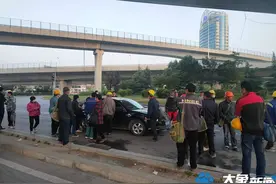 在立交桥下抢活儿打工人：打零工工资日结心里踏实，三五分钟完成讨价还价图片