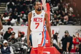 情商！杜兰特谈晃趴加福德：他是踩到汗水滑倒了，不全是我的功劳图片