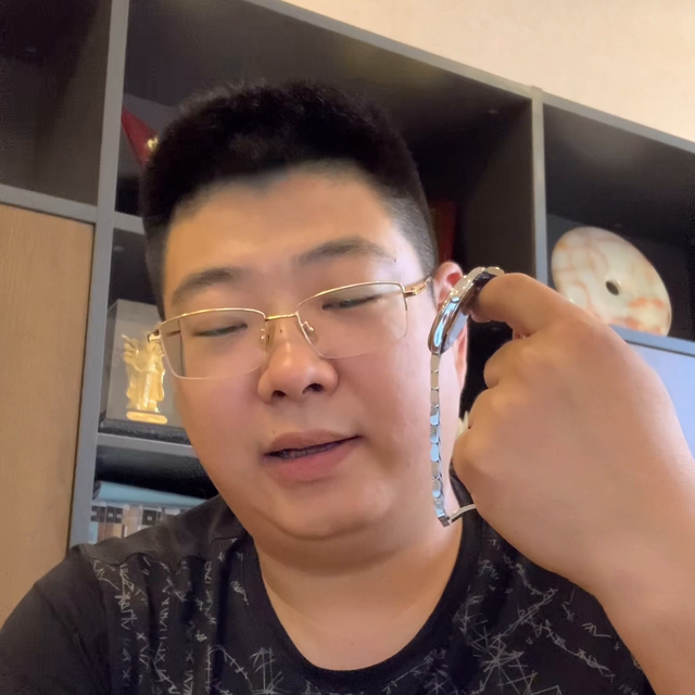 һ����ѧ�ῴ�����ֱ���ݣ�ѧ����������Ҳ���������򵽷�...