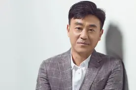 24年后再看何冰：才明白他娶到同桌做老婆，到底有多幸运图片