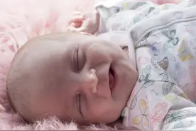 你睡觉时是什么表情？原来每个人都是脾气暴躁的“皱眉脸”！图片