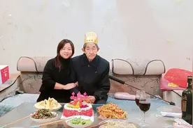 阿尔茨海默症家属讲述：母亲忘了我，让我喊她嬢嬢，父亲迷糊时也要把好吃的留给我图片