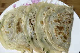 韭菜肉盒子可以这样做，不用揉面，不用油煎，韭菜翠绿，肉香四溢图片