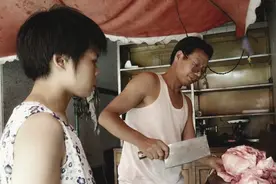 2003年，北大学子卖猪肉，旁人直言读书无用，18年过去结局如何？图片