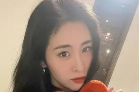 跟华晨宇未婚生女后，张碧晨晒出美照，网友表示无法理解图片