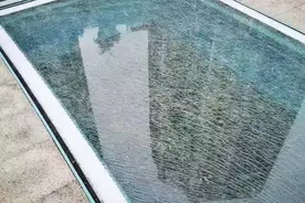 六堰这座桥的玻璃桥面碎裂，施工方：怀疑人为破坏，已报警图片