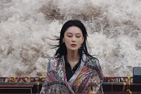 张馨予在金沙江虎跳峡拍视频，角度刁钻引热议，本人回应：这个角度拍出来效果非常震撼，祝大家都鸿运当头图片