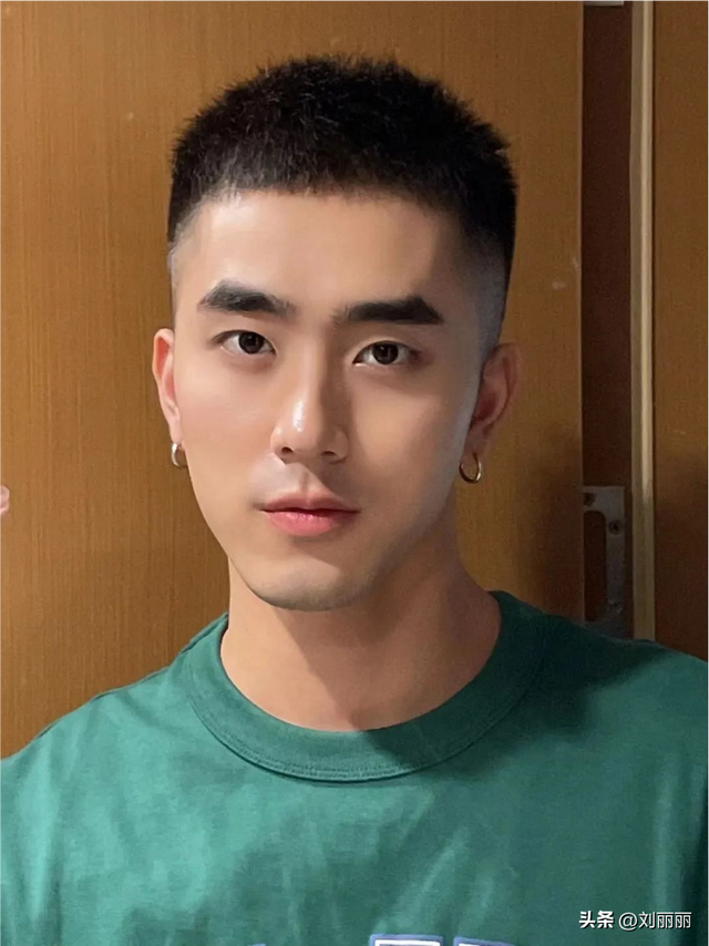 额头窄脸大适合什么发型图片男士,男人老了:尽量别梳油头,锡纸烫!
