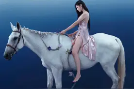 李一桐光腿骑马，高开叉粉色睡衣凸显好身材，拍照创意被嘲没营养图片