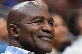 59岁前拳王霍利菲尔德展示健壮体格，肌肉凸起依旧像个“战士”图片