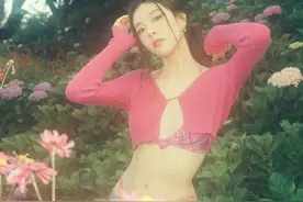 宋妍霏大理花海生日写真，妆容精致，辣妹风穿搭尽是风情图片