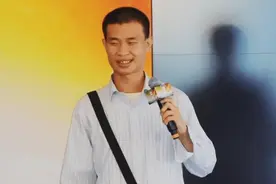 多看两眼就感觉自己更傻了！当韦神遇上董宇辉，文理差别一目了然图片