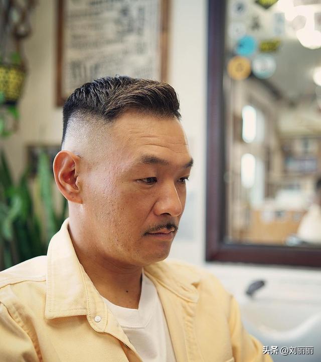 50岁左右的男人,尽量不要梳油头,烫卷发,其实这3款发型更减龄(什么