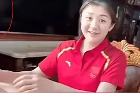 陈梦晒青岛老家照，客厅是真大，乒乓球台都有，连排柜子放满奖杯图片